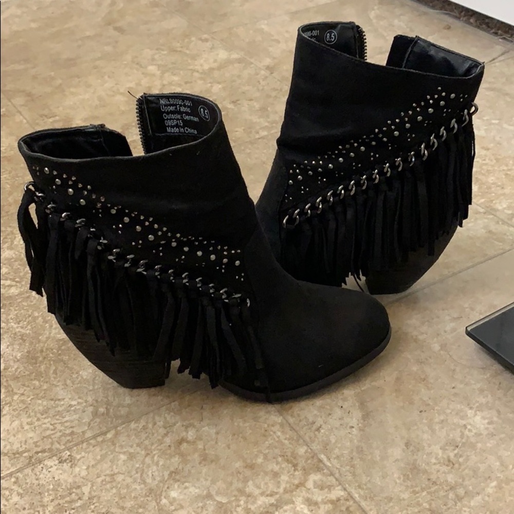 Cute black boots with fringe